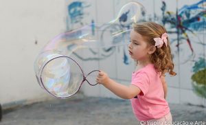 screenshot: “Inspira: Educação e Arte”: casa de brincar que é uma inspiração na Zona Leste