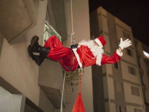 screenshot: Papai Noel chega de rapel no Boavista Shopping