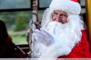 screenshot: Papai Noel chega de bonde no Shopping Pátio Guarulhos neste sábado