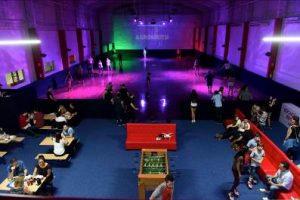 screenshot: Mega Roller Skate Park oferece diversão sobre rodas