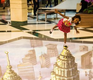 screenshot: Imagens 3D interagem com o público do Shopping Anália Franco