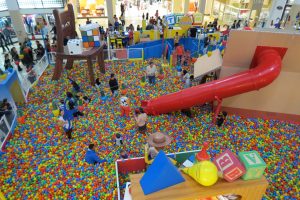screenshot: Toy Story invade mar de bolinhas no São Bernardo Plaza Shopping com brincadeiras para toda a família