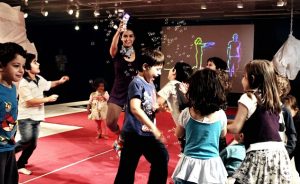 screenshot: Vivência de dança propõe a interação entre crianças, pais e artistas no Sesc Santana