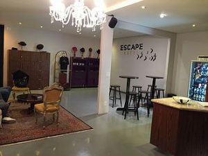 screenshot: Crianças e adultos ganham presente no aniversário do Escape Hotel