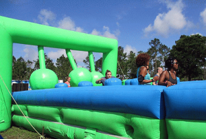 screenshot: Corrida de obstáculos infláveis para crianças e adultos acontece em Interlagos