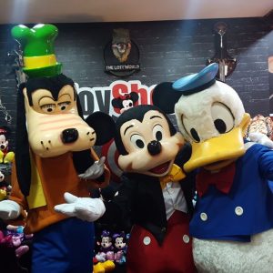 screenshot: Crianças curtem festa gratuita com Mickey, Minnie, Pateta, Donald e outros personagens Disney na ToyShow