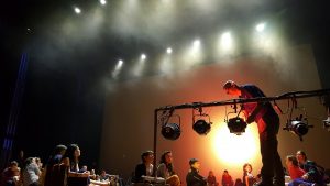 screenshot: Crianças assistem peça e visitam bastidores no Teatro Alfa