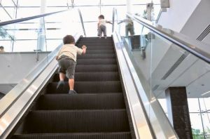 screenshot: Faça a Coisa Certa: ação em shoppings ensina crianças sobre segurança de escadas rolantes e elevadores