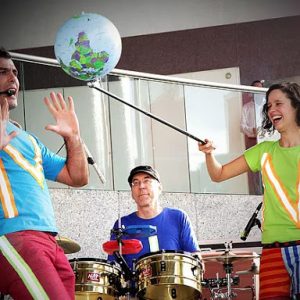 screenshot: Clubinho do Shopping Granja Vianna recebe show da banda Trupe Pé de Histórias