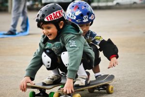 screenshot: Crianças se divertem em evento de skate e basquete de rua