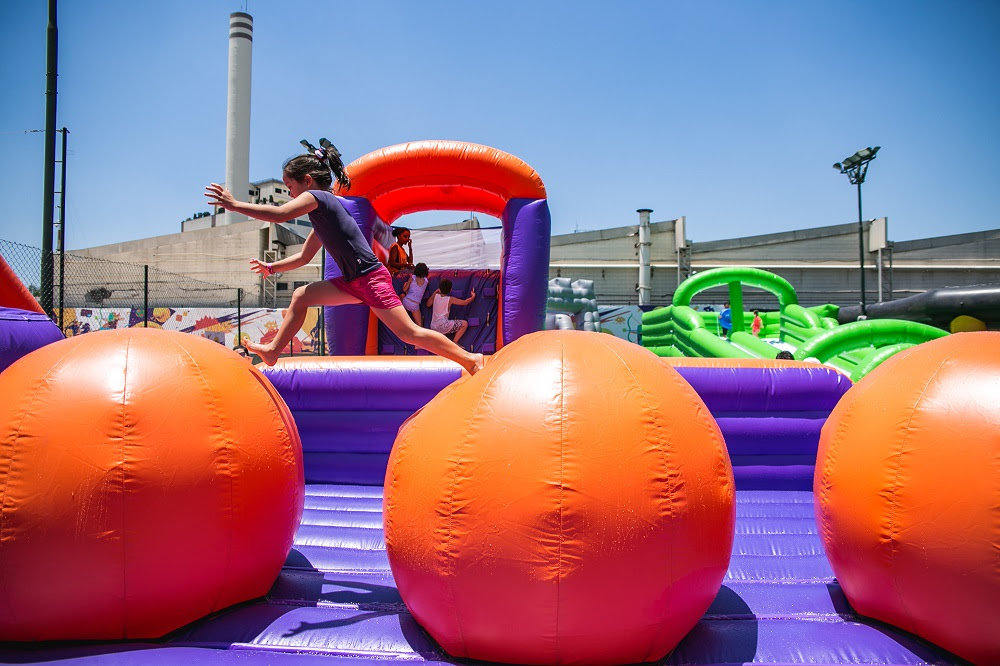 Na foto, criança brinca no Jump Balls uma das novidades do PopHaus para as férias escolares (Divulgação/Jotapê)
