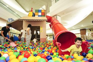 screenshot: Toy Story invade mar de bolinhas no Mooca Plaza Shopping com brincadeiras para toda a família