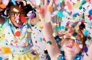screenshot: Bebês e crianças curtem último fim de semana de Carnaval no Brincando no Pé