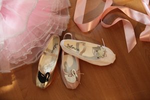 screenshot: Marca de sapatilhas infantis cria pins inspirados em clássicos do ballet