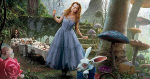 screenshot: Alice e o Chapeleiro Maluco comandam uma Caça aos Ovos gratuita no Pátio Paulista