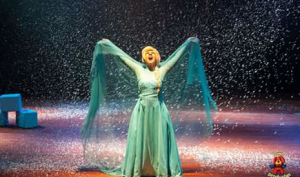 screenshot: Elsa, Anna e Olaf juntos em uma nova aventura no teatro com desconto do Passeios Kids