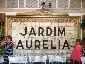 screenshot: Jardim Aurélia: restaurante com espaço kids que é um achado no bairro do Itaim Bibi