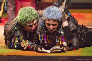 screenshot: Palhaços invadem o palco do Teatro Viradalata no Festival de Férias