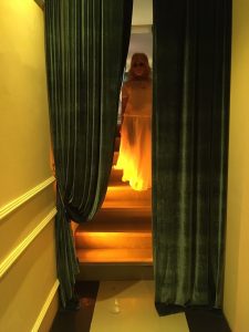 screenshot: Personagens de terror fazem aparições ao vivo no Escape Hotel para garantir os sustos no Halloween