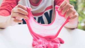 screenshot: Crianças se divertem nas oficinas do Mundo Slime do Shopping Jardim Sul