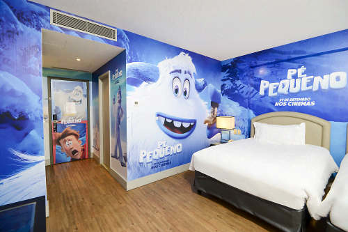 Hotel Pullman São Paulo Vila Olímpia lança quarto inspirado no filme Pé Pequeno, da Warner Bros Pictures para as crianças.