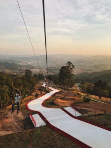 screenshot: Para comemorar a chegada das férias, o Ski Mountain Park realiza o 1º Desafio de Provas com Balizas para toda a família