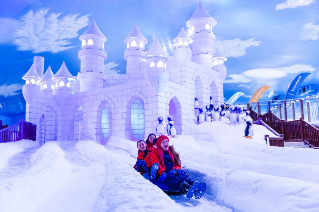 Você sonha em conhecer a neve sem sair do Brasil? No parque temático Snowland isso é possível!