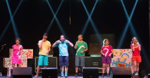 screenshot: GRATUITO NO FERIADO! Barbatuques realiza show e aula de música corporal no Plaza Sul Shopping
