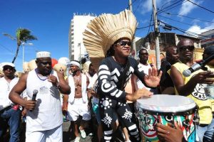 screenshot: NÃO ACONTECERÁ! Carnaval para crianças em São Paulo terá Bloco Infantil de Carlinhos Brown Ajayô Kids no Ibirapuera