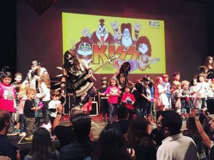 screenshot: Banda KISS for Kids no Bourbon Street leva muito Rock’n’Roll para os pequenos e os papais