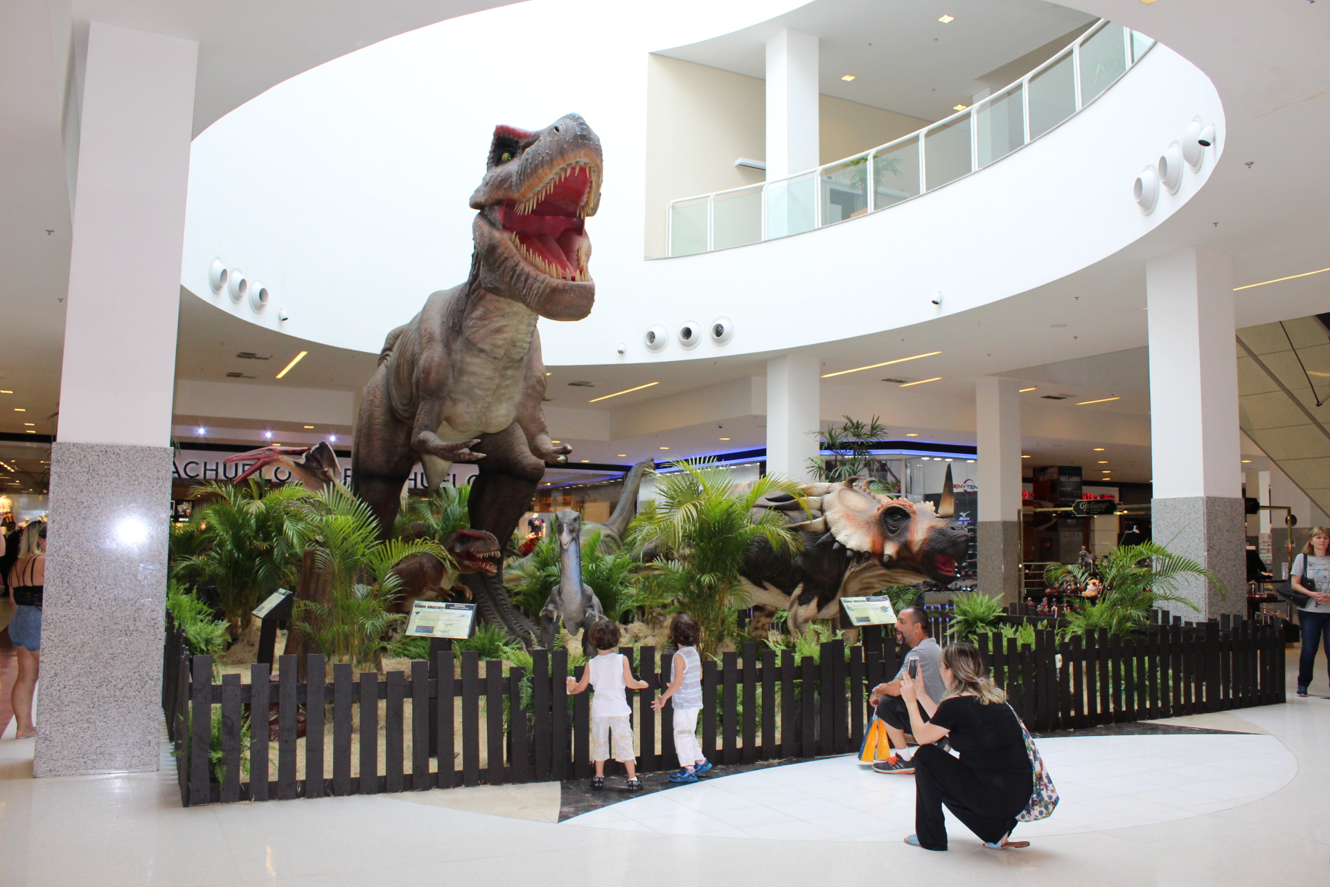 Suzano Shopping recebe dinossauros e brincadeiras do Dino´s Adventure -  Gazeta Popular