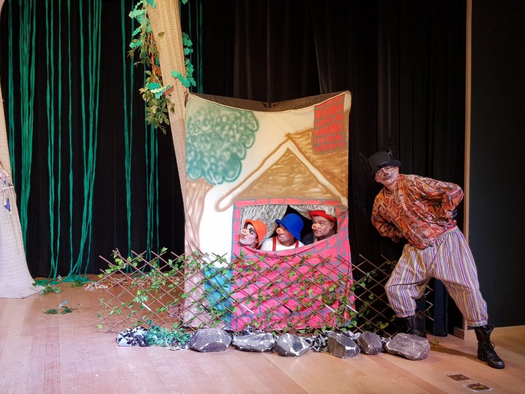 Teatro por 19,90! Infantil "Os Três Porquinhos e o Lobo Bonzinho" é diversão garantida aos pequenos no Teatro BTC