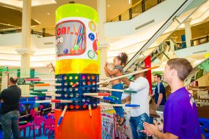 screenshot: Para os papais e crianças! Estrela reúne versões gigantes de brinquedos dos anos 80 no Shopping Frei Caneca