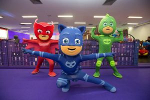 screenshot: GRATUITO! Evento dos PJ Masks no Shopping Pátio Paulista conta com obstáculos, armadilhas, cama de gato, pista com os veículos dos super-heróis e área baby