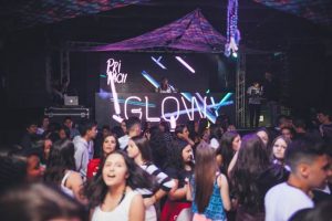 screenshot: Casa Bossa recebe a Glow Teen 7, que une o brilho do neon e da luz negra na pista de dança, além de muita música