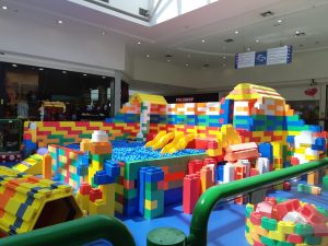 screenshot: Com blocos montáveis, piscina de bolinhas e oficinas, atração “Mundo dos Blocos” chega para divertir as crianças no Suzano Shopping