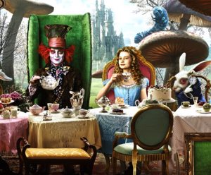 screenshot: Alice e o Chapeleiro Maluco comandam a Caça aos Ovos gratuita no Pátio Paulista