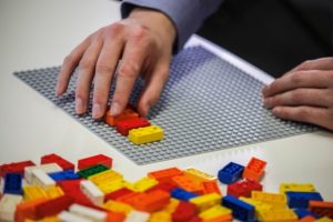 screenshot: Lego cria peças em braille para desenvolvimento de crianças cegas