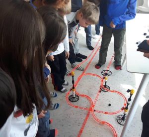 screenshot: Oficinas de Slime, Show de Bolhas, e construção de Dragster fazem parte da programação de Maio do Engineering For Kids