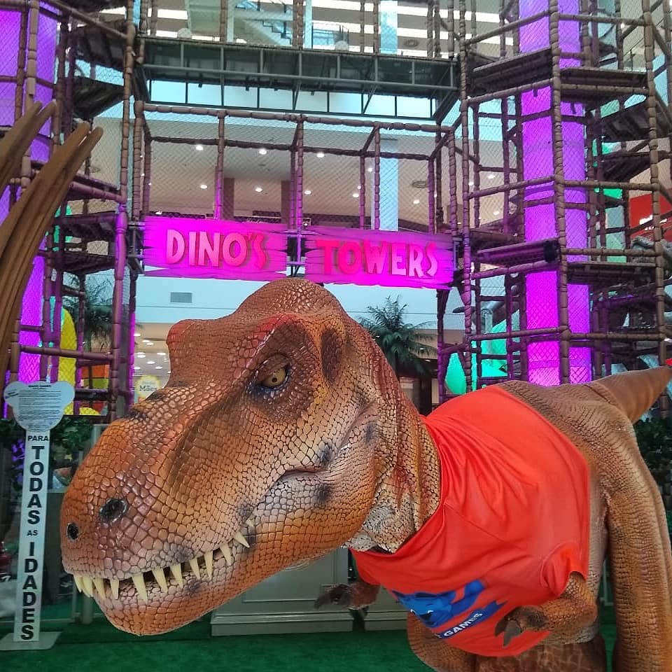 Dinossauro gigante, com 10 metros de altura, é atração em shopping