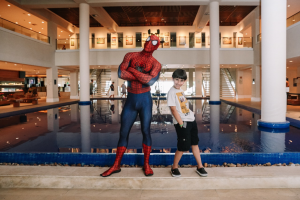 screenshot: Super-heróis invadem o Sofitel Guarujá Jequitimar nas férias e fazem a alegria da criançada