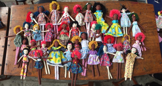 Crianças produzem roupas de boneca em oficina no Farol Machado de