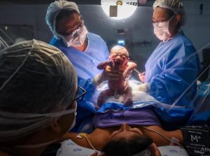 screenshot: “Será cesárea, e agora?” Novo método de humanização permite mamães acompanharem o nascimento do bebê