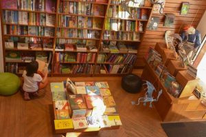 screenshot: Livraria Novesete recebe oficina de desenho para crianças com modelos vivos!