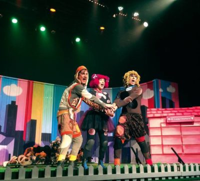 screenshot: Descontão! Fifi e sua turma trazem muitas aventuras para crianças no espetáculo “Viralatas – O Musical”, no Festival de Férias do Teatro Viradalata