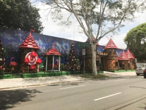 screenshot: Já é NATAL na Rua Canadá! A decoração de Natal da Crefisa tem neve, brinquedos, Papai Noel e muito mais. É tudo GRATUITO!