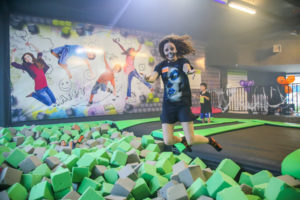 screenshot: Festa Zombie Night Halloween tem diversão horripilante e desfile de fantasias no Jump Mania