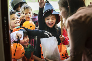 screenshot: Doces ou Travessuras: Bruxinhas e Vampirinhos invadem o Shopping União de Osasco