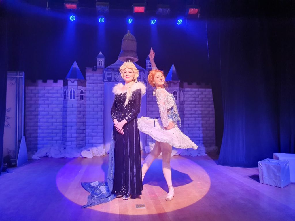 Teatro com Desconto: Infantil "Frozen de Natal, O Musical" traz muita aventura congelante para os palcos do Teatro Corinthians