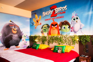 screenshot: Venha se aventurar no novo quarto Angry Birds 2 no Novotel Itu Golf & Resorts
